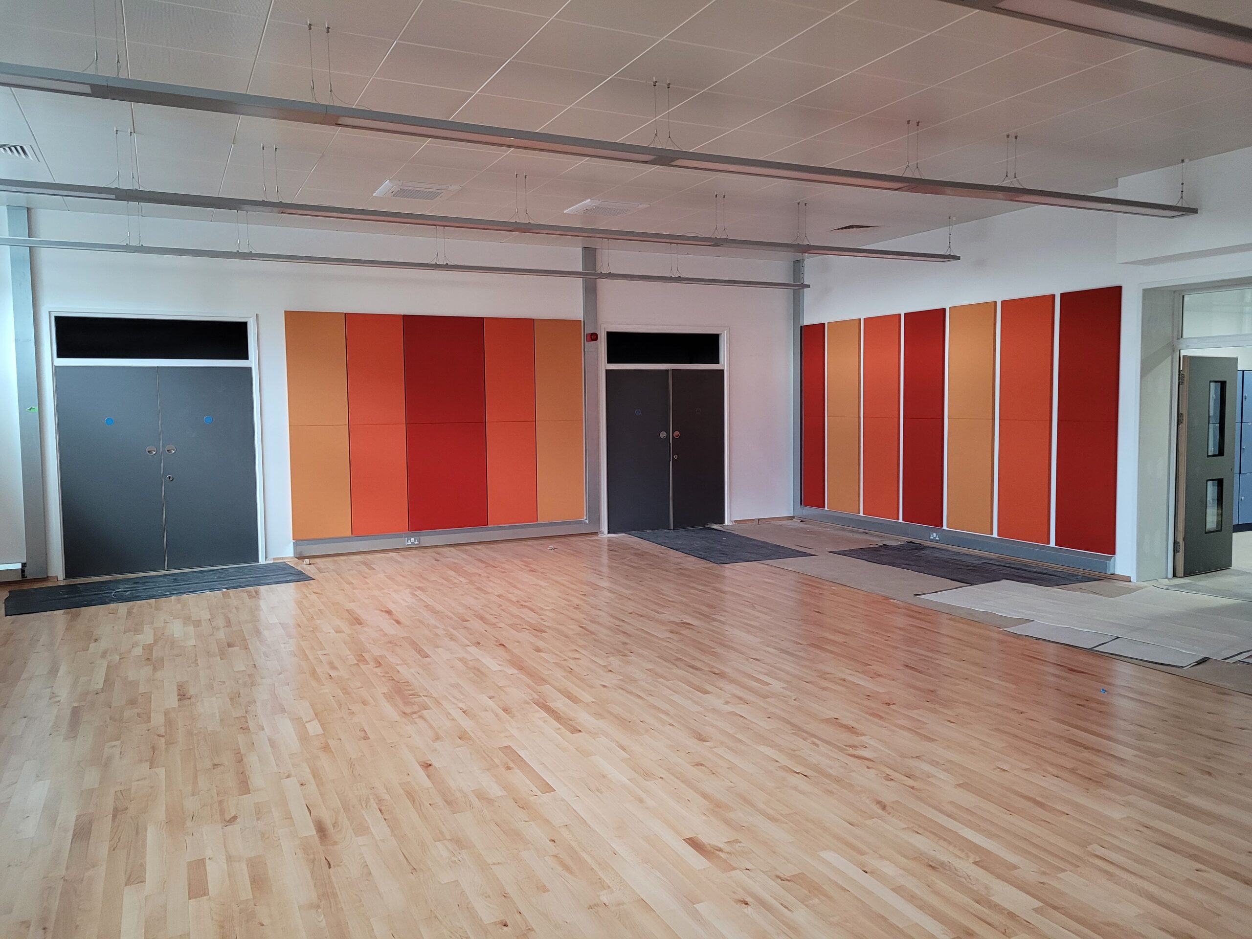 A new suspended ceiling and partition wall in a hall.